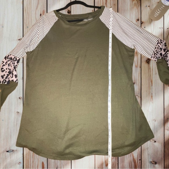 Raglan style long sleeve shirt. Size 2X - Picture 9 of 10